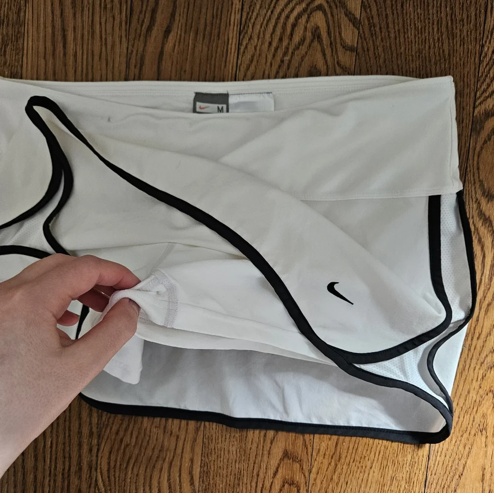 Nike Women's White and Black Athletic Skort - Size Medium - Picture 12 of 12